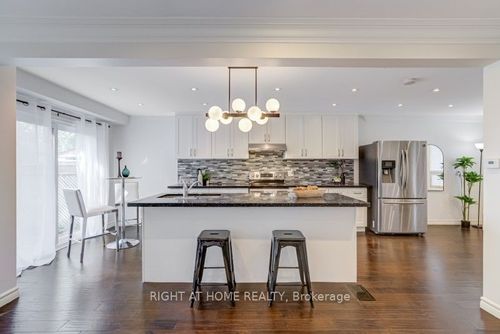 742 Beman Dr, Newmarket, ON, L3Y4Z2 | Card Image