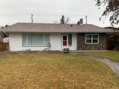 1717 13 Ave N, Lethbridge, AB, T1H1T5 | Card Image