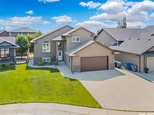 415 Paton Pl, House with 4 bedrooms, 3 bathrooms and 5 parking in Saskatoon SK | Card Image
