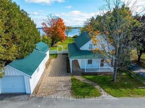 {{alt}} | Card Image