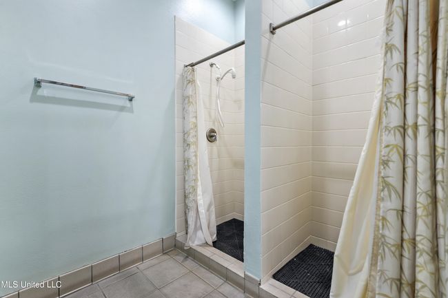 Pool showers | Image 43