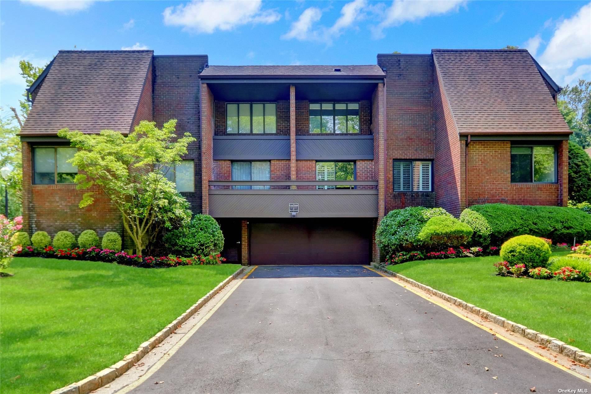 Acorn Ponds Dr, Roslyn, NY 11576