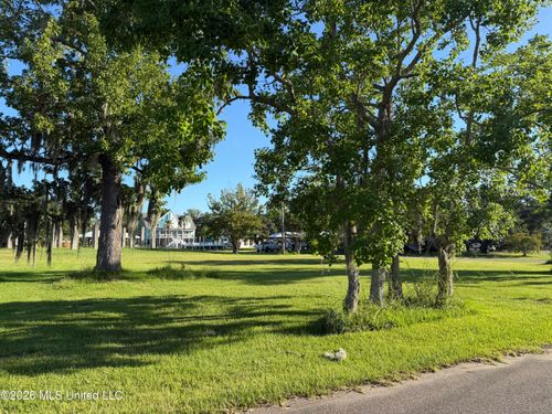 10058 E Shorecrest Rd, Biloxi, MS, 39532-8358 | Card Image