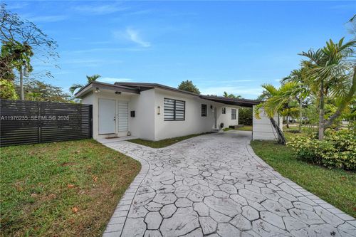 8801 Sw 21st St, Miami, FL, 33165-8211 | Card Image