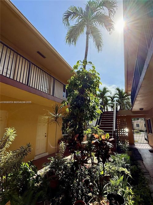 apt-2-1733 Mayo St, Hollywood, FL, 33020-6585 | Card Image