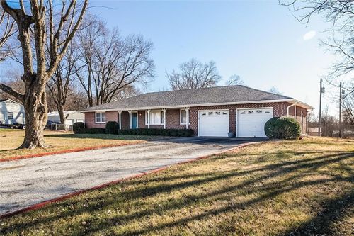 2002 E Golf Hill Dr, Excelsior Springs, MO, 64024-2714 | Card Image
