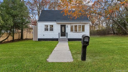 78 Carr Ln, Coram, NY, 11727-4061 | Card Image
