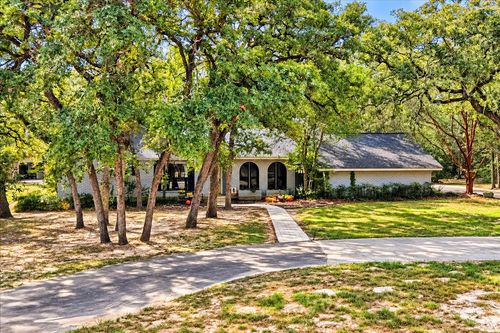 111 Post Oak Dr, Elgin, TX, 78621-3111 | Card Image