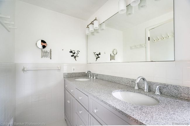 13 beacon hill primary bath 2.jpeg | Image 13