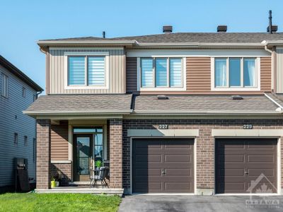 227 Mountain Sorrel Way, Townhouse with 3 bedrooms, 4 bathrooms and 3 parking in Ottawa ON | Image 1