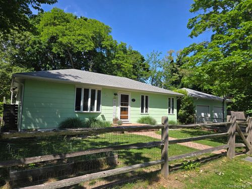 8 Hill St E, Wading River, NY, 11792-1991 | Card Image