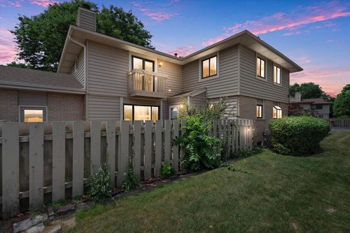 16250 W Coachlight Drive, New Berlin, WI, 53151 | Card Image