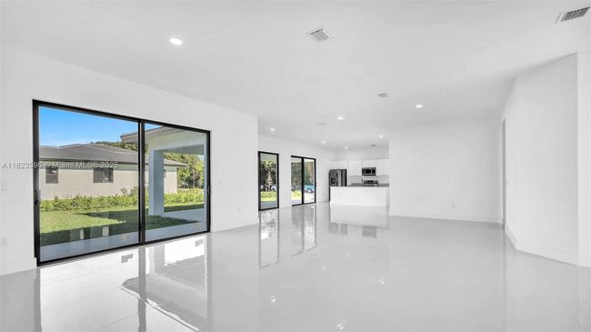 15455 Sw 232 Nd St, House other with 5 bedrooms, 4 bathrooms and null parking in Miami FL | Image 5