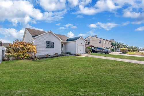 38 Berger Ave, Amityville, NY, 11701-4217 | Card Image