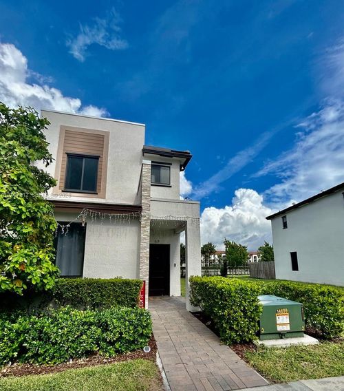 613-613 Ne 208th Ter, Miami, FL, 33179-3590 | Card Image