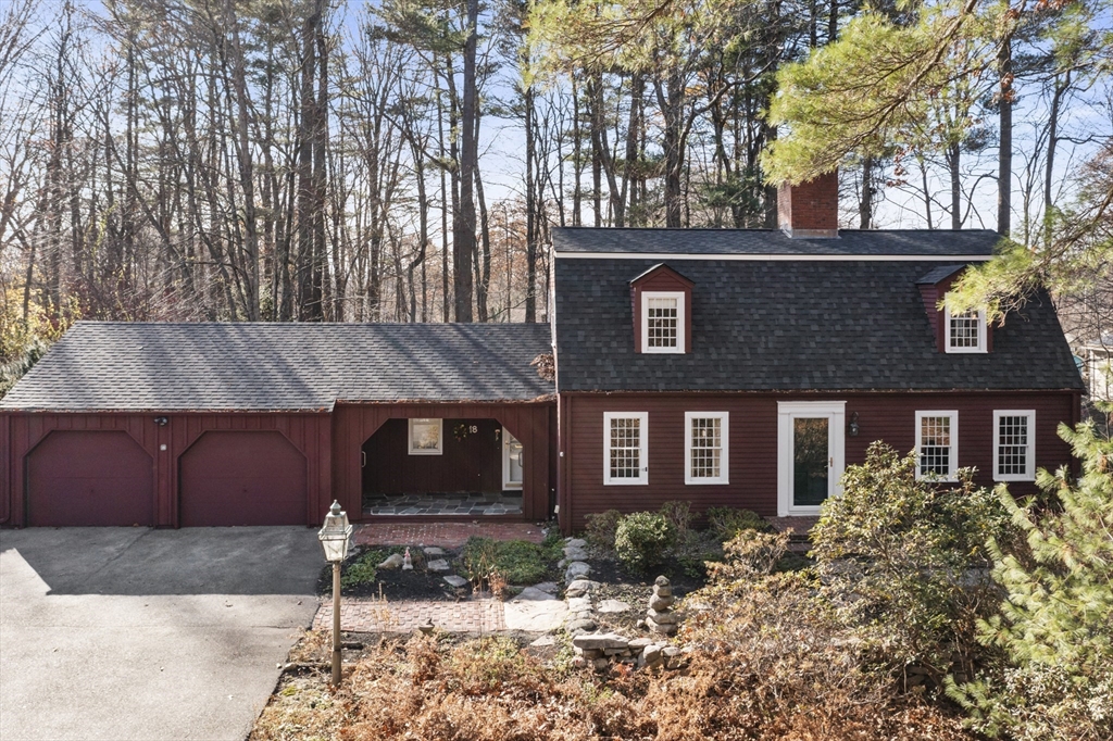 Gill Ct, Whitinsville, MA 01588
