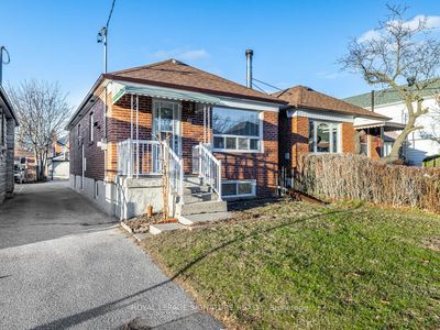 18 East Dr, House other with 2 bedrooms, 2 bathrooms and 3 parking in York ON | Image 2