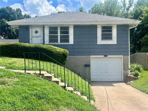 11111 Lake St, Sugar Creek, MO, 64054-1401 | Card Image