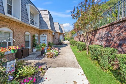 8d2-655 Middle Country Rd, Coram, NY, 11727-3300 | Card Image