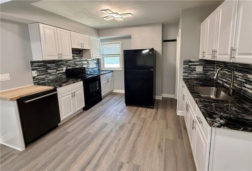 2809 E 39th St, Kansas City, MO, 64128-2443 | Card Image