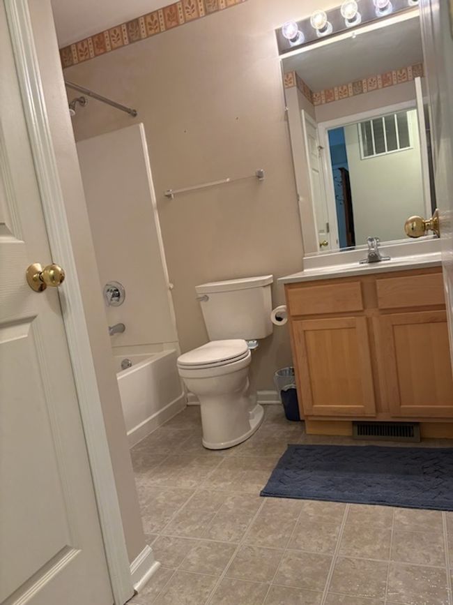 UNIT-2 - 1127 N Red Oak Cir, Condo with 2 bedrooms, 2 bathrooms and 2 parking in Round Lake Beach IL | Image 16