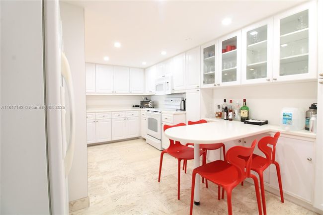 APT-702 - 151 Crandon Blvd, Condo with 2 bedrooms, 2 bathrooms and null parking in Key Biscayne FL | Image 12