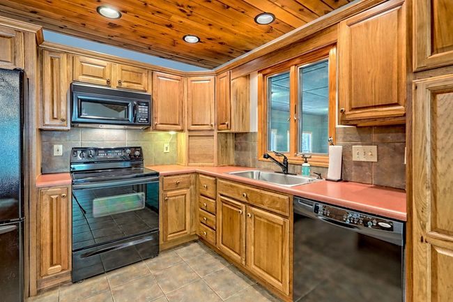 2403 Hidden Valley Rd, Home with 3 bedrooms, 3 bathrooms and 2 parking in Hiawassee GA | Image 25