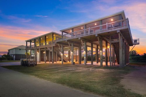 933 & 929 Magnolia Ln, Port Bolivar, TX, 77650-3200 | Card Image