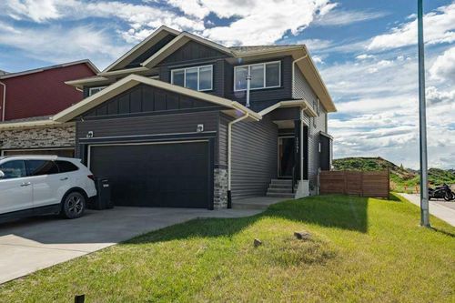 1241 Westmount Dr, Strathmore, AB, T1P1Y9 | Card Image