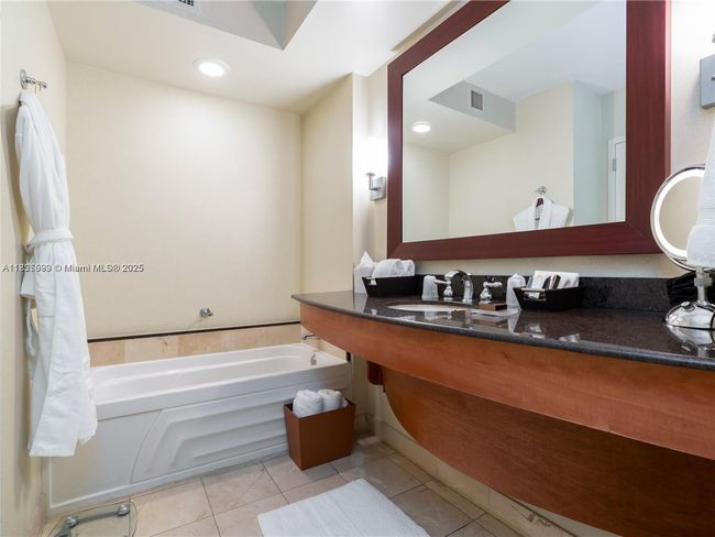 1418 - 18001 Collins Ave, Condo with 0 bedrooms, 1 bathrooms and null parking in Sunny Isles Beach FL | Image 26