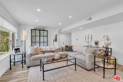 b1-18547 Collins St, Tarzana, CA, 91356 | Card Image
