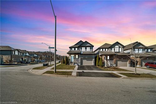 433 Twinleaf St, Waterloo, ON, N2V0B5 | Card Image