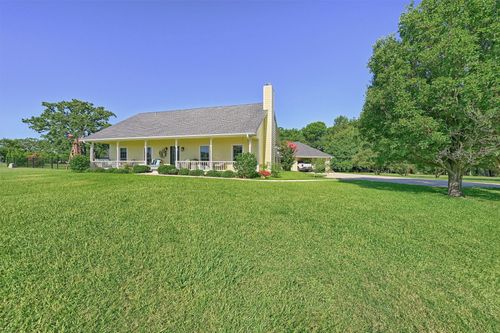 122 Comanche Dr, Gainesville, TX, 76240-9121 | Card Image