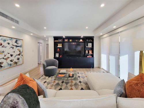 apt-320-9333 Memorial Dr, Houston, TX, 77024-5740 | Card Image