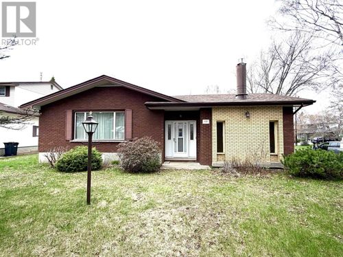 737 Confederation Dr, Thunder Bay, ON, P7E3N5 | Card Image
