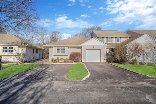 31 Blueberry Cmns, Riverhead, NY, 11901-2641 | Card Image