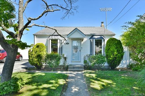 11 Glenda Dr, West Babylon, NY, 11704-6514 | Card Image