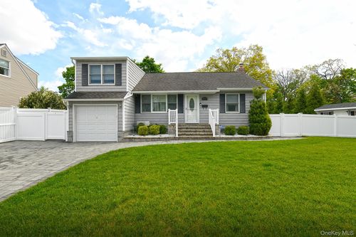 871 Pineneck Rd, Seaford, NY, 11783-1319 | Card Image