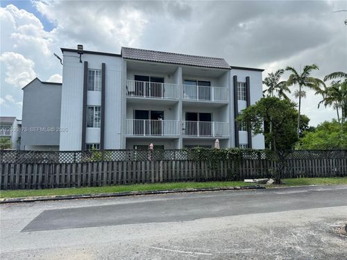 308-5201 Geneva Way, Doral, FL, 33166-4626 | Card Image