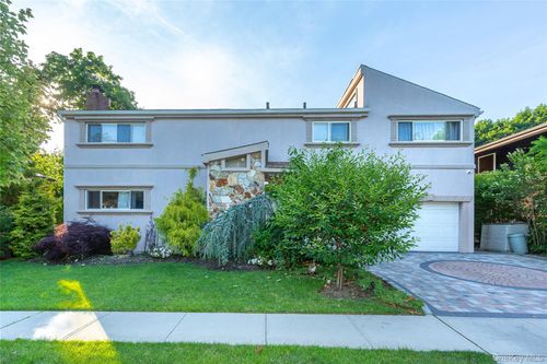 3 Edgewood Pl, Great Neck, NY, 11024-1805 | Card Image