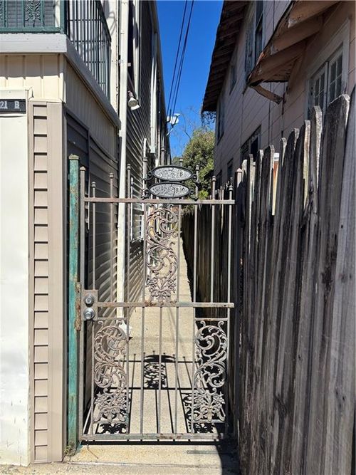 8123 Belfast St, New Orleans, LA, 70118-4336 | Card Image