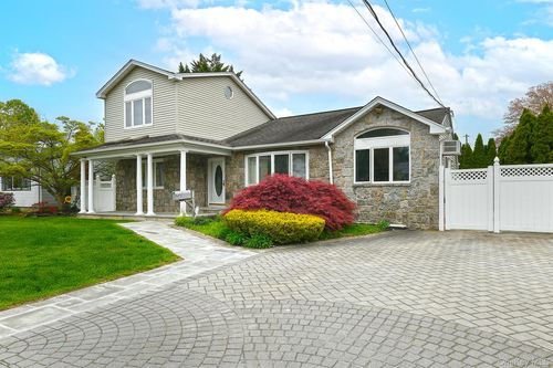 4 Ida Ln, North Babylon, NY, 11703-1404 | Card Image
