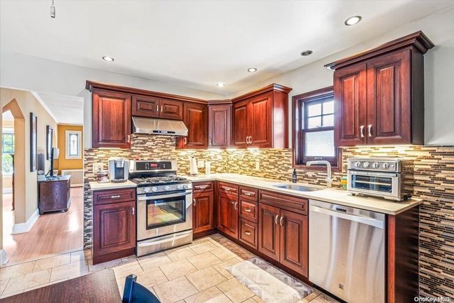 Eat-in Kitchen | Image 9