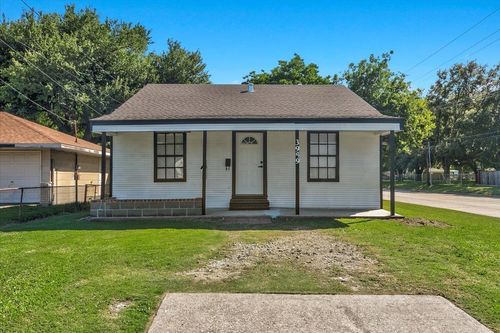 3949 Taft Ave, Groves, TX, 77619-5824 | Card Image
