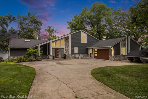 7025 Dandison Blvd, West Bloomfield, MI, 48324-2828 | Card Image