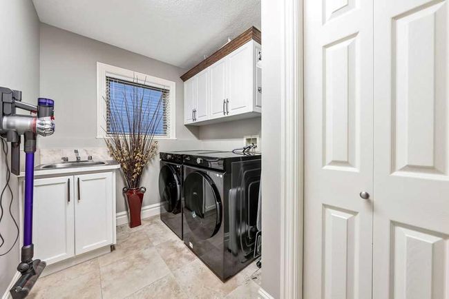 169 Signature Way Sw, House other with 5 bedrooms, 4 bathrooms and 4 parking in Calgary AB | Image 21