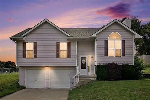 18713 Primrose St, Smithville, MO, 64089-9220 | Card Image