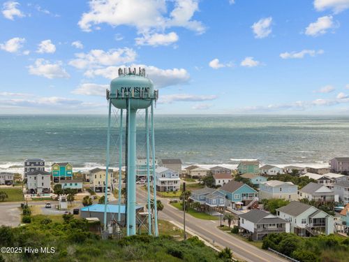 129 Ne 1st St, Oak Island, NC, 28465-6836 | Card Image