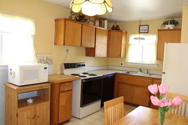 NICE SIZE EAT-IN KITCHEN W/LOTS OF WOOD CABINETS! | Image 10