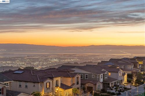 31 Stirling Way, Hayward, CA, 94542-7945 | Card Image